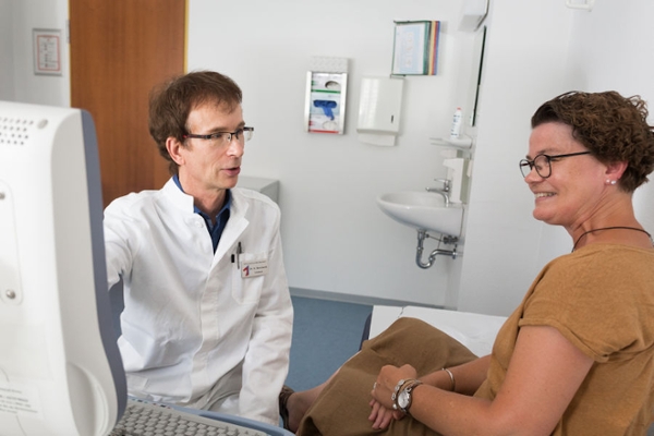 Eine Rehabilitandin im Gespräch mit dem Arzt Eine Rehabilitandin im Gespräch mit dem Arzt