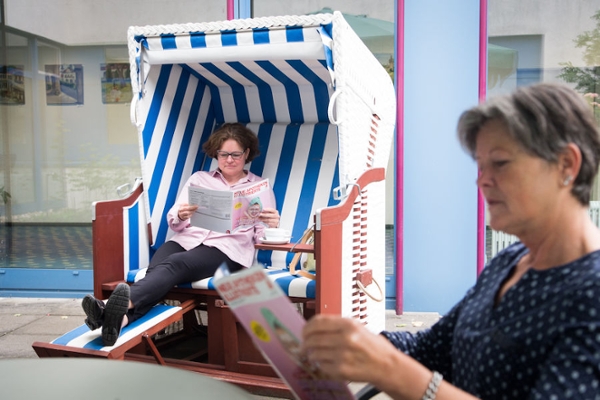 Zwei Personen im Strandkorb beim Lesen Zwei Personen im Strandkorb beim Lesen