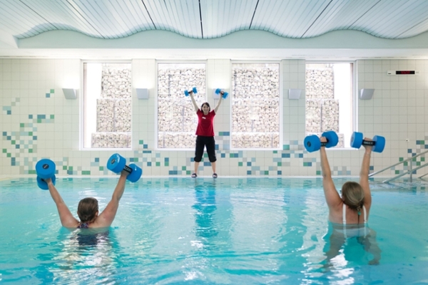 Zwei Frauen beim Sport im Schwimmbad Zwei Frauen beim Sport im Schwimmbad