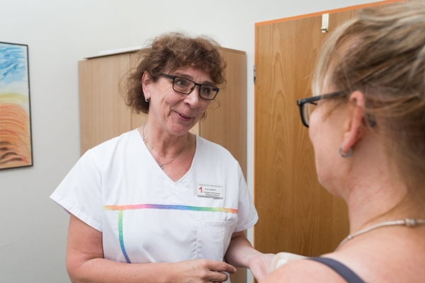 Zwei Frauen unterhalten sich Zwei Frauen unterhalten sich