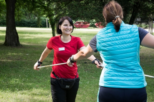 Zwei Frauen beim Sport im Freien