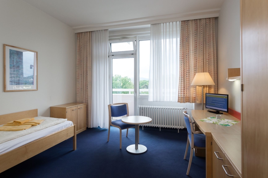Zimmer mit Bett, Kommode, Schreibtisch,Tisch und Fenster Zimmer mit Bett, Kommode, Schreibtisch,Tisch und Fenster